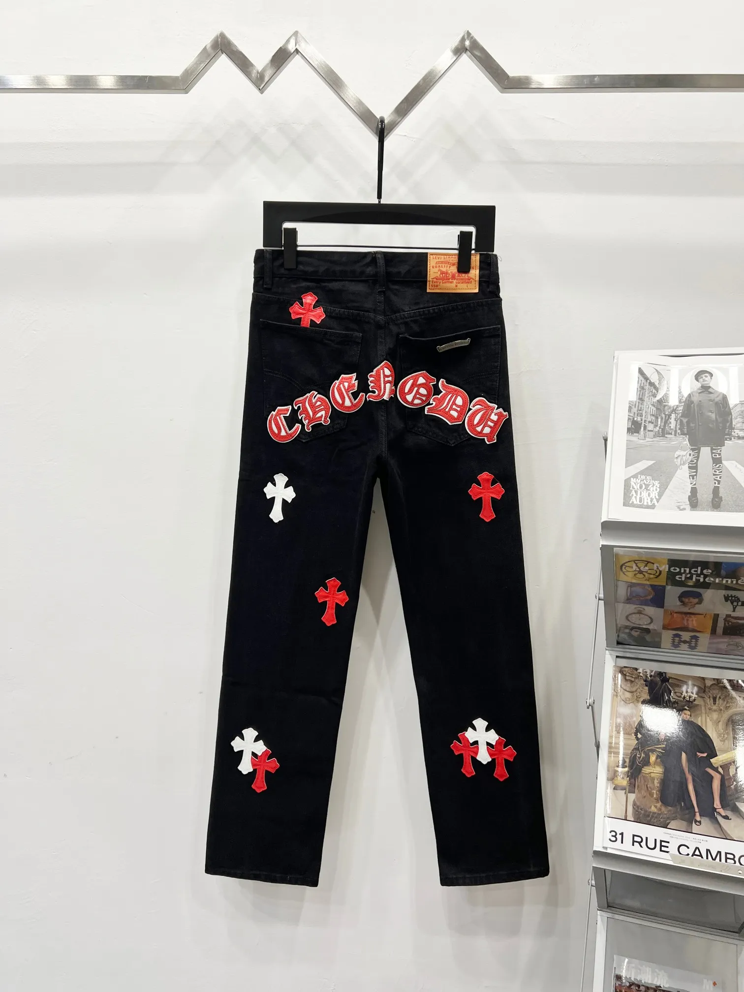 P260 Style number: (K750) Style number: (K550) Chrome Hearts & Chrome Hearts CH city limited series Sanskrit cross patch patchwork leather jeans need to be washed and then disassembled and hand-made. The sheepskin cross leather is then spliced ​​to complete. The whole process is too complicated to describe. The texture can be seen in the hand, and it looks good. The styles with different washed textures are very friendly to people with thin legs and thick legs. The straight version is very flattering to the leg shape. The moderate length is timeless and can be matched easily and casually. It is the basic styling foundation for various styles and is a must-have in the wardrobe! The fabric is stiff but also makes the upper body soft without losing texture. The washing process is even more perfect. It is a must-have item for everyone! ! ! Washed wheat, hang tag, pants label, three labels are complete, the upper body effect is particularly stiff and stylish, super stylish, same style for men and women - Color: Size: 28 30 32 34